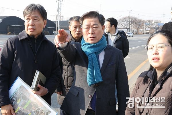 박승원 광명시장(가운데)이 지난 30일 학온동 서독로와 광명로의 일부 구간에 대한 인도 설치 민원 현장에서 ‘생생소통현장’을 실시하고 있다. <사진=광명시>