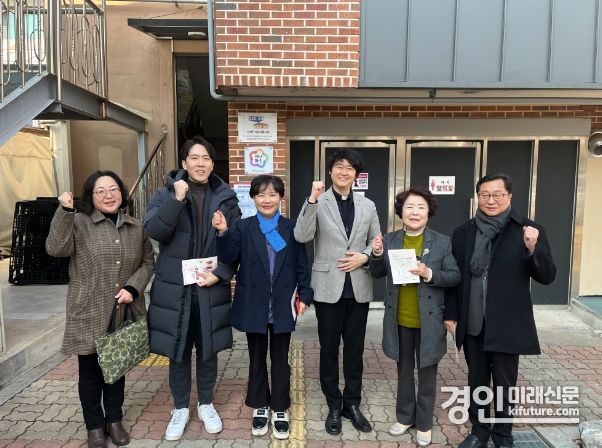 안양시의회가 의정활동을 현장으로 옮긴 가운데 기념촬영을 하고 있다. <사진=안양시의회>