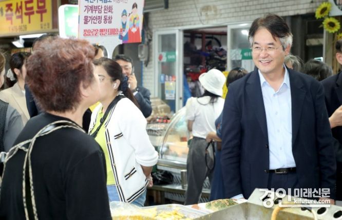 이동환 고양시장(오른쪽)이 지난 추석 전통시장에서 상인들과 얘기를 나누고 있다. <사진=고양시>