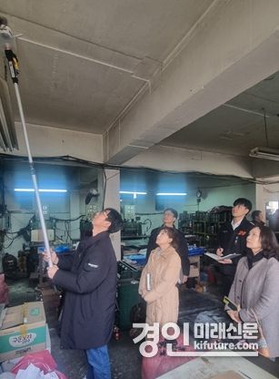 인천시 관계자가 화재알림시설을 설치하고 있다. <사진=인천시>