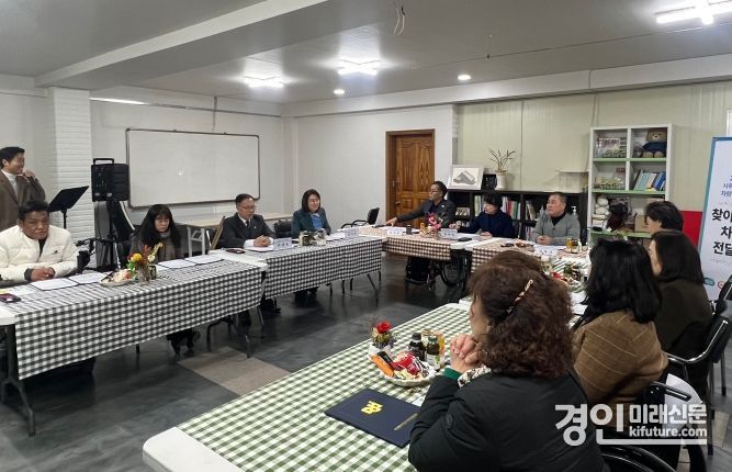 박재용 경기도의원이 ‘찾아가는 차량 전달식’에서 관계자들과 얘기를 나누고 있다. <사진=경기도의회>
