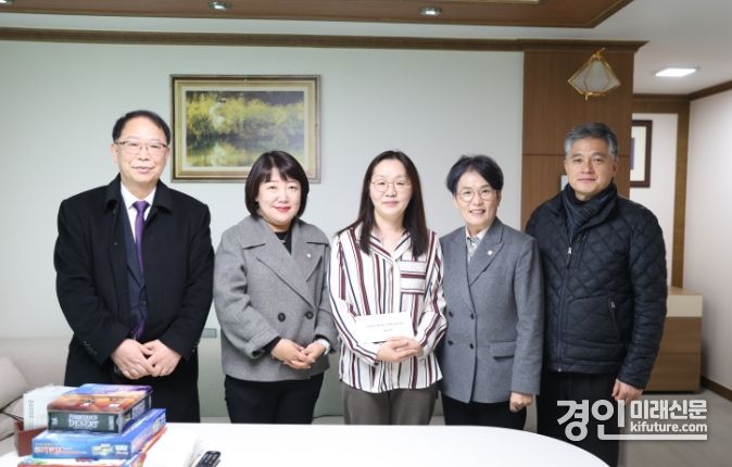 시흥시의회가 사회복지시설을 방문한 가운데 관계자들이 기념촬영을 하고 있다. <사진=시흥시의회>