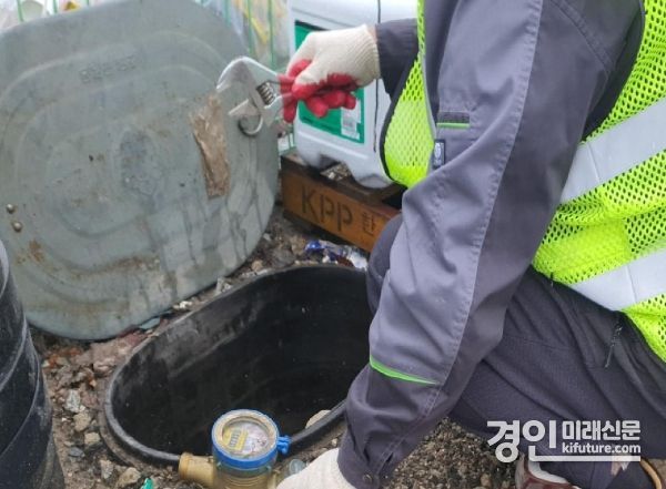 이천시가 수도계량기 보호틀 교체'를 하고 있다. <사진 =이천시>