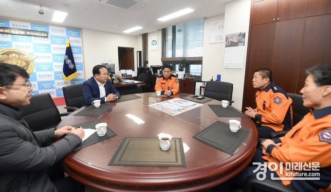 이권재 오산시장(인쪽 2번째)이 오산소방서 찾아 소방공무원을 노고를 격려하고 있다. <사진=오산시>