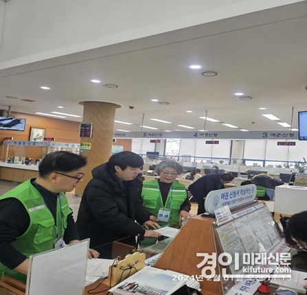 어르신들이 여권 발급 안내를 시연하고 있다. <사진=안산시>