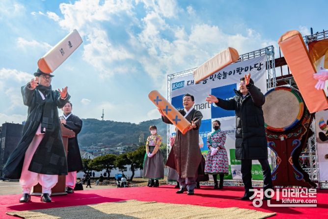 이재준 수원특례시장(가운데)이 민속놀이 체험을 하고 있다. <사진=수원시>