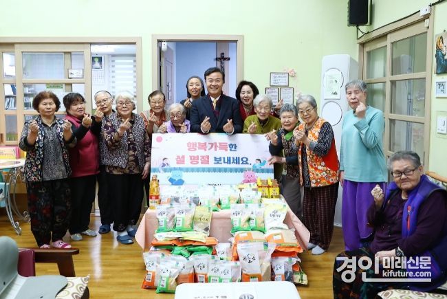 김성제 의왕시장이 사회복지시설을 방문해 어르신들과 기념촬영을 하고 있다. <사진=의왕시>