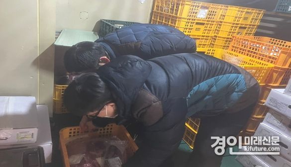 인천시 특별사법경찰이 부정축산물을 단속하고 있다. <시진=인천시>