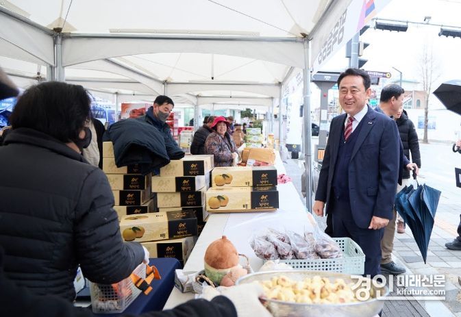 여주시가 '2024 설맞이 여주시 농특산물 직거래장터' 행사를 열고 있다. <사진=여주시>