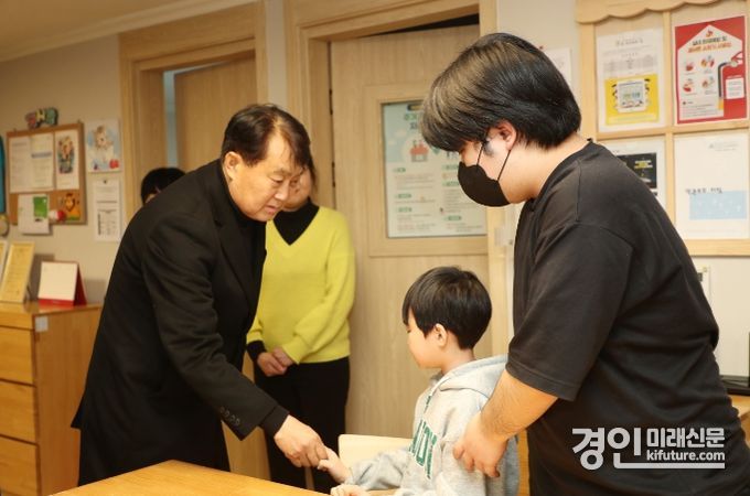 하은호 군포시장이 지난 7일 사회복지시설을 찾아 위문하고 있다. <사진=군포시>