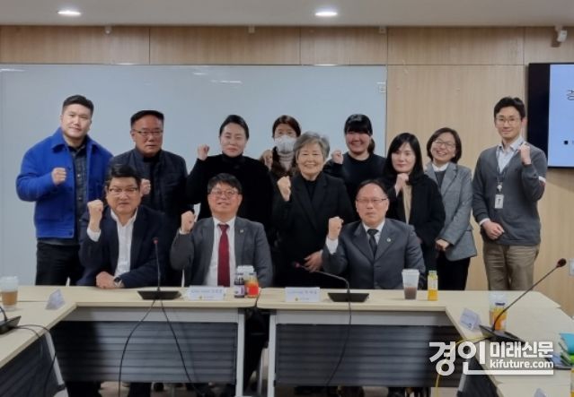 경기도 장애인복지단체가 현안추진 TF 회의를 개최하고 기념촬영을 하고 있다. <사진=경기도의회>