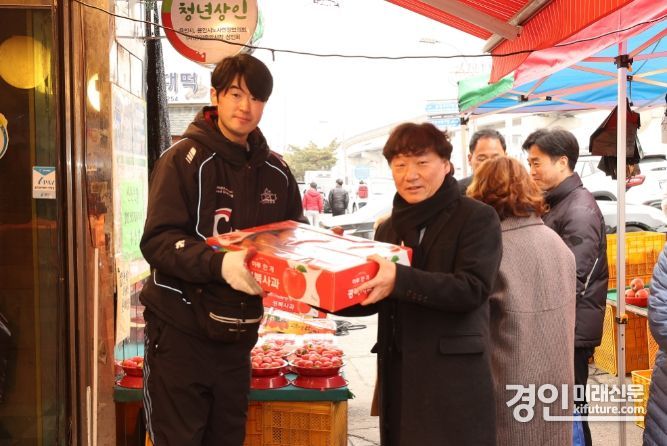 남종섭 더불어민주당 대표의원(오른쪽)이 지난 7일 용인중앙시장에서 장을 보고 있다. <사진=경기도의회>