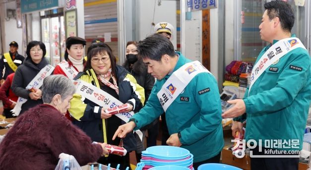 안성시 관계자들이 지난 6일 전통시장에서 안전사고 예방 캠페인을 펼치고 있다. <사진=안성시>