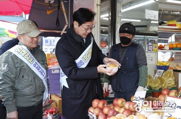 정명근 화성시장(가운데)이 조암시장 상인들과 얘기를 나누고 있다. <사진=화성시>