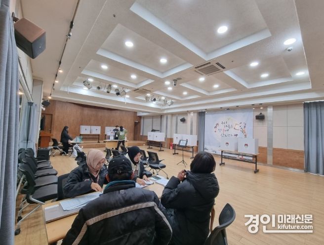 안산시가 설 연휴 당일 인니 대통령 선거 재외국민투표소를 지원하고 있다. <사진=안산시>