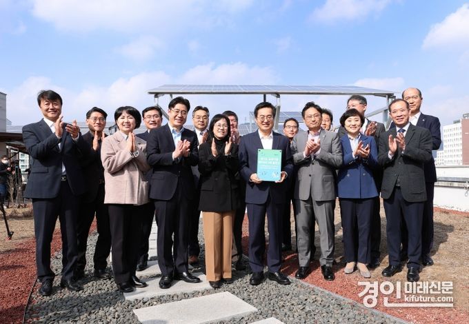 김동연 경기도지사(앞줄 오른쪽 4번째)가 북부청사 태양광발전소 건립사업 현장에서 관계자들과 기념촬영을 하고 있다. <사진=경기도>