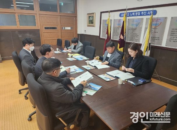 장윤정 경기도의원이 안산고등학교 관계자와 교육현안을 논의하고 있다. <사진=겨익도의회>