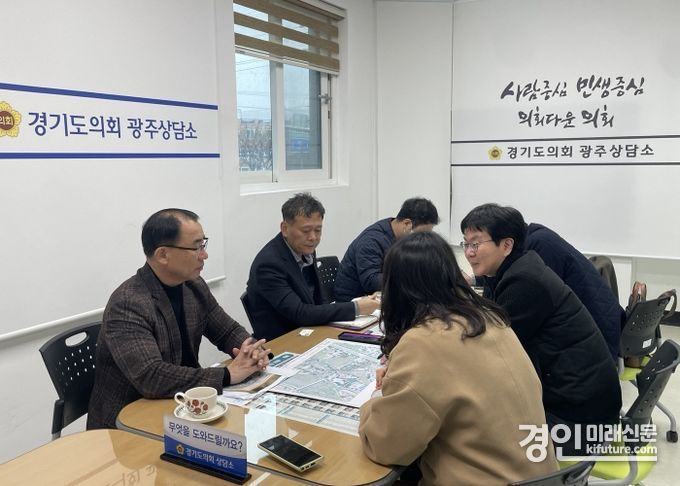 김선영·이자형 의원이 오포 고산천 시설물 추가설치 필요성을 논의하고 있다. <사진=경기도의회>
