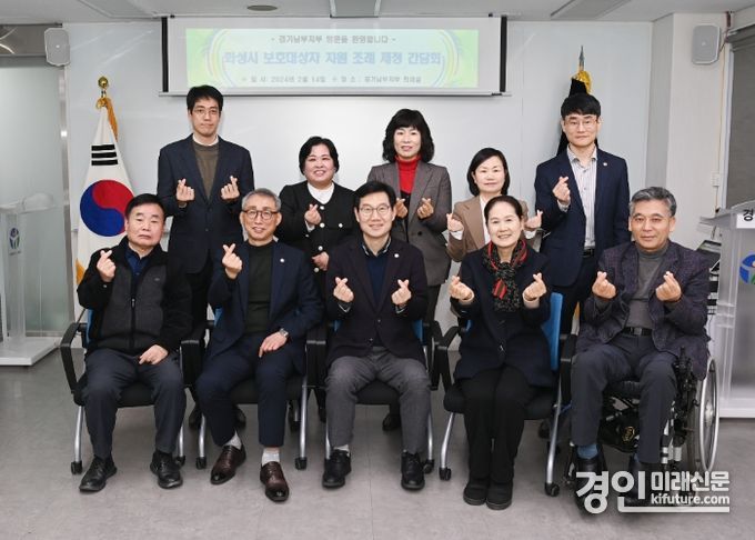 화성시의회 교복위 의원들과 한국법무보호 복지공단 관계자들이 기념 촬영을 하고 있다. <사진=화성시의회>