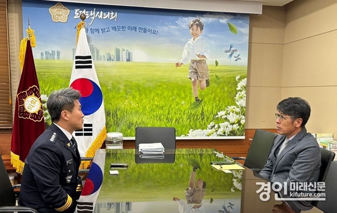 유승영 평택시의회 의장(오른쪽)이 신임 평택경찰서장 만나 적극적인 치안 협조를 요청하고 있다. <사진=평택시의회>