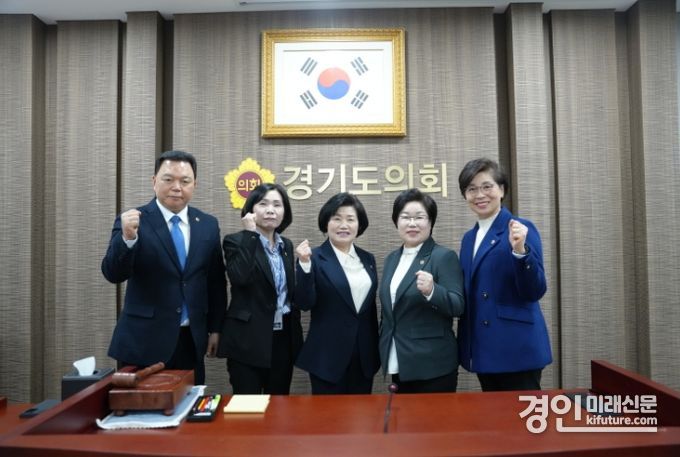 경기도의회 더불어민주당 소속 의원들이 온라인 활용한 소통과 홍보 전략 수립을 위한 의원 맞춤현 교육을 진행하고 기념촬영을 하고 있다. <사진=경기도의회>