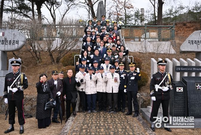 양평군이 제73주년 지평리전투 전승기념행사 관계자들과 기념촬영을 하고 있다. <사진=양평군>