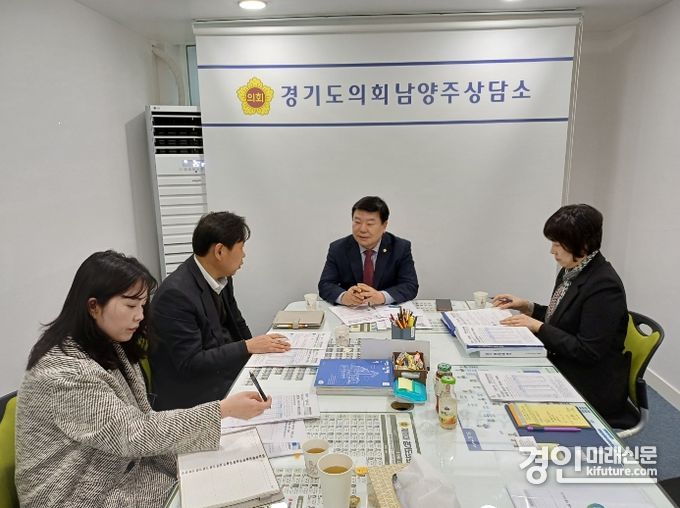 이병길 경기도의원(가운데)이 경기도 관계자들과 뿌리산업 경쟁력 강화에 대해 논의하고 있다. <사진=경기도의회>