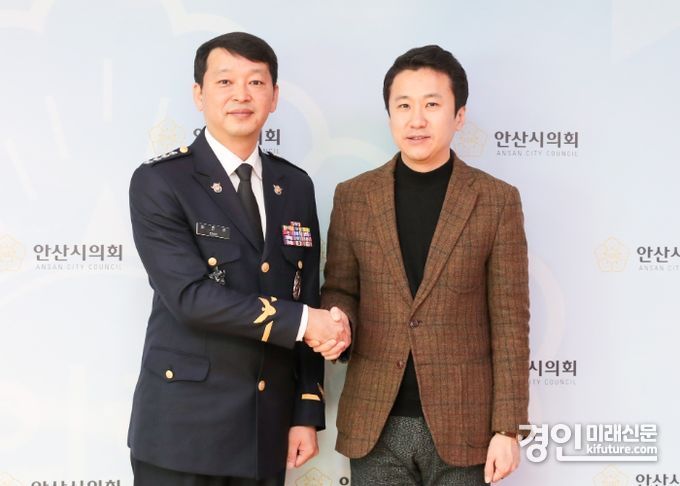 안산시의회 송바우나 의장(오른쪽)이 16일 의장실에서 평택해양경찰서 최진모 서장을 만갑게 맞이하고 있다. <사진=안산시의회>