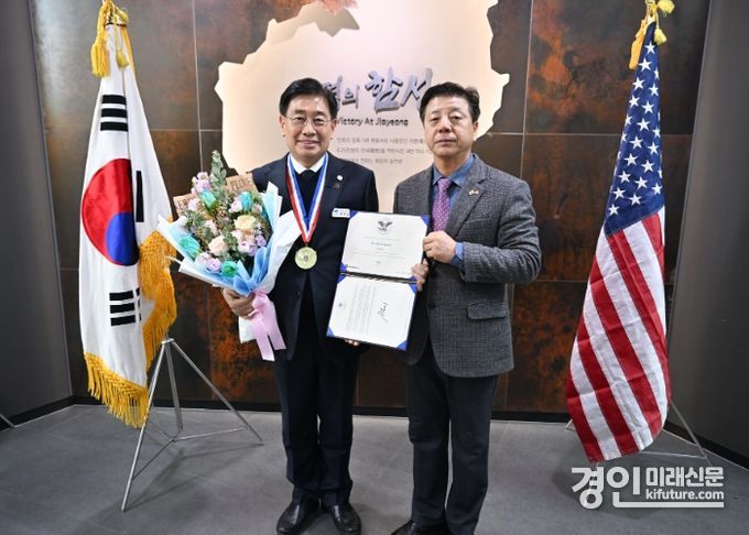 전진선 양평군수(왼쪽)이 미국 대통령 자원봉사상 ‘금상’을 수상하고 기념촬영을 하고 있다. <사진=양평군>