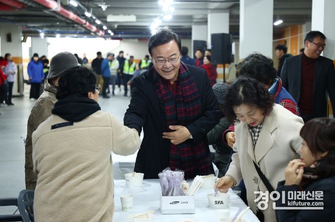김성제 의왕시장(가운데)이 새해 첫 대보름 맞이 행사에서 시민들과 함께하고 있다. <사진=의왕시>