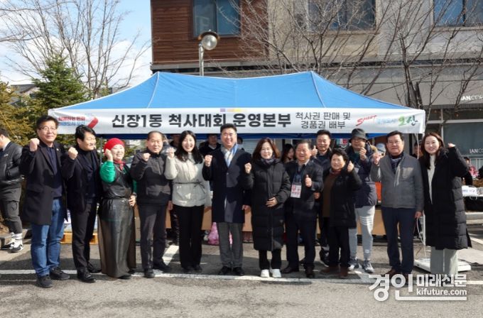 오산시의회가 동별 척사대회에서 주민즐과 함께하고 있다. <사진=오산시의회>