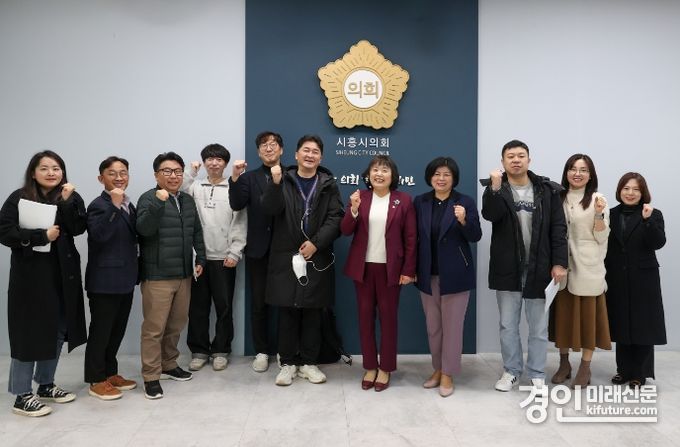 시흥시의회 의원 연구단체가 ‘하천 관리방안 연구회’ 첫 간담회를 개최하고 기념촬영을 하고 있다. <사진=시흥시의회>