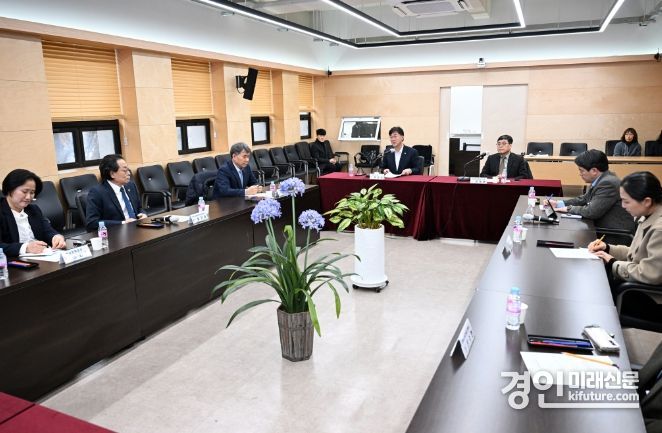 안산시가 안산교육지원청과‘ 지속가능발전교육 활성화’ 업무협약을 체결하고 있다. <사진=안산시>