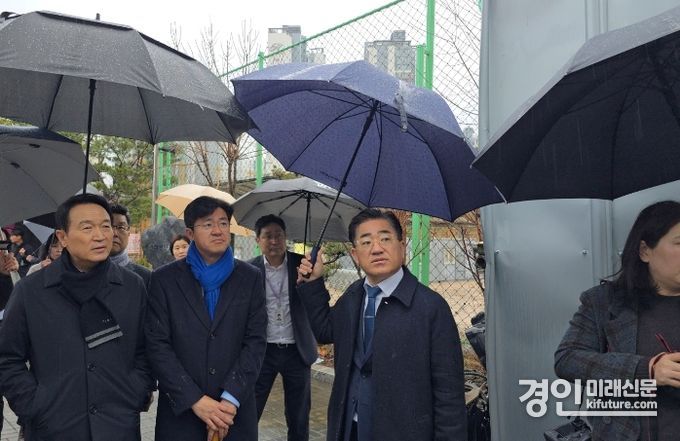 이기형 의원이 임태희 교육감과 솔터고 화재 현장을 긴급점검하고 있다. <사진=경기도의회>