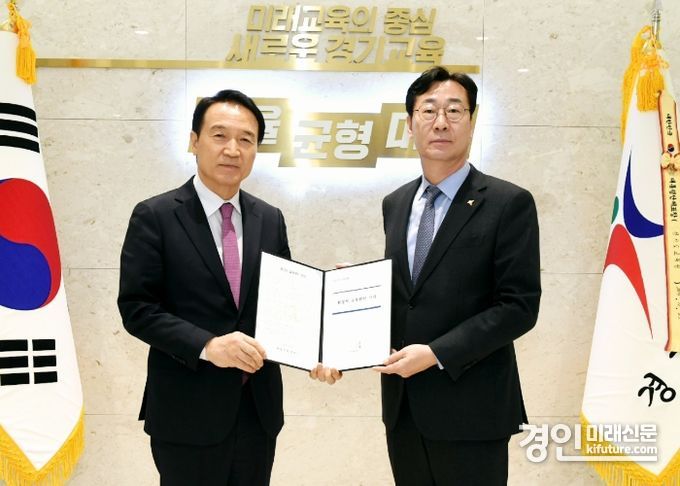 정명근 화성시장(오른쪽)이 임태희 경기도교육감에게 과밀학급 문제 등 건의문을 전달하고 있다. <사진=화성시>