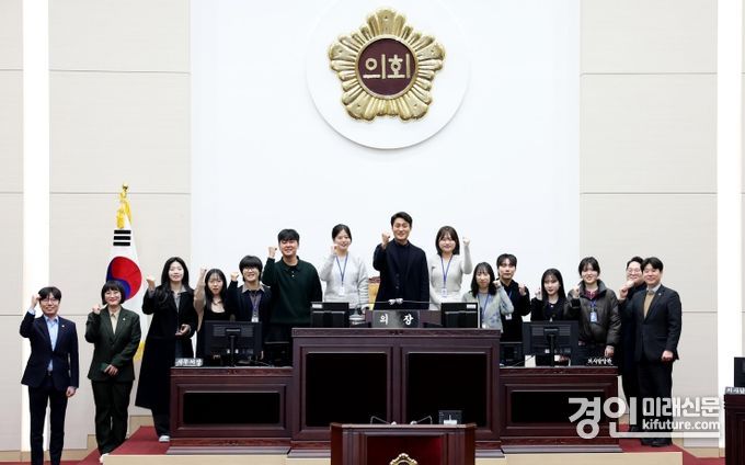 인천시의회 청년특별위원회가 대학생 인턴과 소통의 시간을 갖은 가운데 기념촬영을 하고 있다 .<사진=인천시의회>