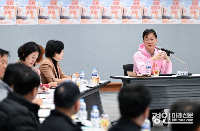 안산시가 20돌 맞은 안산국제거리극축제 중간 점검회의를 하고 있다. <사진=안산시>