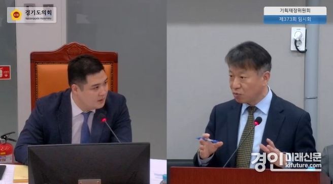 경기도의회 최민 의원(왼쪽)이 기획재정위원회 업무보고에서 질의를 하고 있다. <사진=경기도의회>