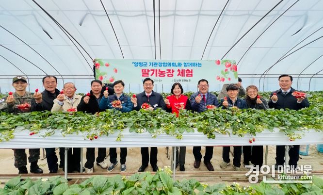 전진선 양평군수가 딸기농장을 방문해 관계자들과 기념촬영을 하고 있다. <사진=양평군>