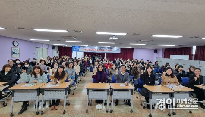 광명시 여성비전센터가 2024년 상반기 정규교육을 개강하고 기념촬영을 하고 있다. <사진=광명시>