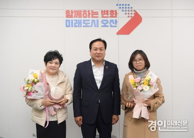 이권재 오산시장(가운데)이 미래 교육 선구자 학교장 2명에게 공로패를 전달하고 기념촬영을 하고 있다. <사진=오산시>