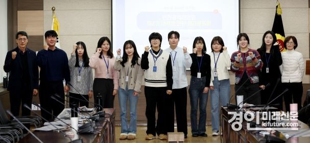 인천광역시의회는 22일 ‘제2기 대학생 인턴십 프로그램 성과발표회’를 개최하고 기념촬영을 하고 있다. <사진=인천시의회>