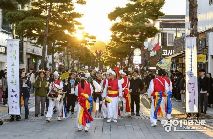 시민들이 자동차 없는 날 행사에 함께하고 있다. <사진=수원시>