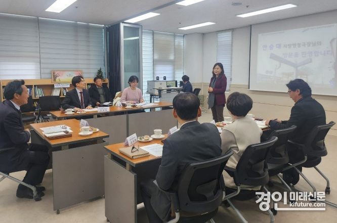 행정안전부 지방행정국장이 안산시 외국인주민 공동체 및 커뮤니티 정책에 대해 설명을 듣고 있다. <사진=안산시>