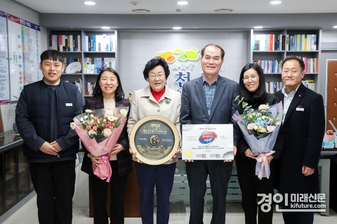 이천시가 2024년 대한민국축제콘텐츠대상 축제글로벌 명품 부문에서 이천쌀문화축제가 대상을 수상한 가운데 관계자들이 기념촬영을 하고 있다. <사진=이천시> 