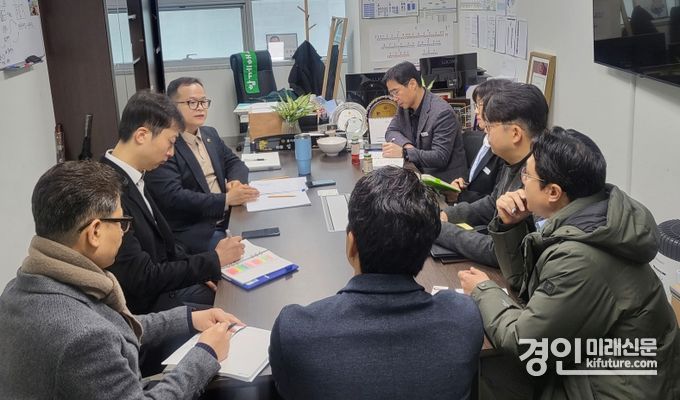 임창휘 경기도의원 경기도와 GH(경기주택도시공사) 관계자에게 미래 도시 비전을 제안하고 있다. <사진=경기도의회>