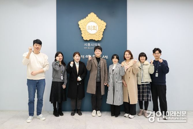 시흥시의회 의원 연구단체 ‘청년청소년정책 연구회’가 간담회를 갖고 기념촬영을 하고 있다. <사진=시흥시의회>