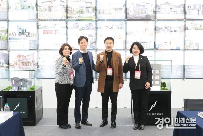 김유숙 의원 , 기업 대표, 송바우나 의장, 황은화 문화복지부위원장(왼쪽부터)이 안산 기업부스를 방문해 기념촬영을 하고 있다. <사진=안산시>