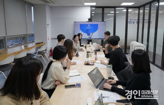 배달특급이 대학생들과 브랜딩 활성화에 대해 논의하고 있다. <사진=경기도>