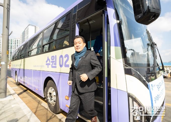 이재준 수원시장이 광역콜버스에서 내리고 있다. <사진=수원시>